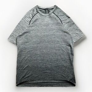 Lululemon Metal Vent Tech 2.0 Shirt Mens Medium Gray Striped Performance Gym